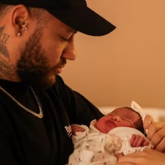 Neymar la lía en redes por jugar al póker durante una fiesta de su hija de seis meses