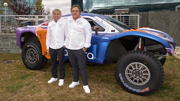 Jes&uacute;s Calleja y &Oacute;scas Fuertes posan con su coche del Astara Team.