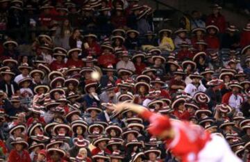 El récord mundial Guinness por la mayor reunión de personas ataviadas con sombreros durante un partido de beisbol entre los Seattle Mariners y Los Angeles Angels de Anaheim