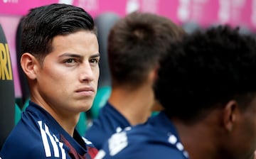 El volante colombiano James Rodríguez espera en el banco de suplentes por su debut con la camiseta del Bayern Múnich en la Telekom Cup, en la que su equipo jugará la final de 45 minutos ante el Werder Bremen.