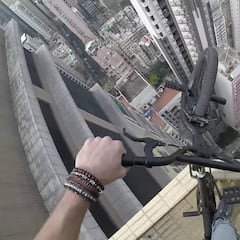 Un ruso se juega la vida en lo alto de un rascacielos de Dubái