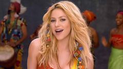 Shakira fue acusada de plagio por la canción 'Waka Waka' que sonaba muy similar a 'El Negro No Puede' de Wilfrido Vargas. 