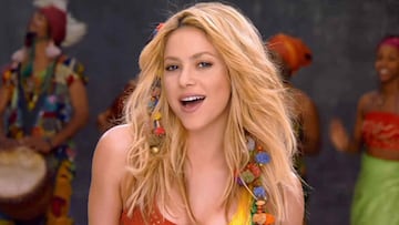 Shakira fue acusada de plagio por la canción 'Waka Waka' que sonaba muy similar a 'El Negro No Puede' de Wilfrido Vargas. 