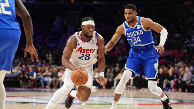 Yabusele, defendido por Giannis Antetokounmpo durante un duelo de abril entre Sixers y Bucks.