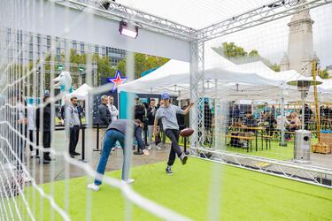 La Plaza de España de Madrid acoge la Fan Zone de los Miami Dolphins. 