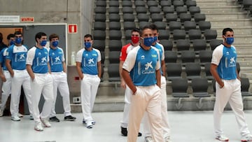 Los pelotaris salen del vestuario en la presentación del Torneo de Parejas de la LEP.M y de 2020, celebrado en martes en el frontón Bizkaia en Bilbao.