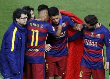 Los delanteros del FC Barcelona Neymar y Leo Messi, consuelan a su compañero Luís Suarez que se tuvo que retirar lesionado durante la final de la Copa del Rey que Sevilla y FC Barcelona 