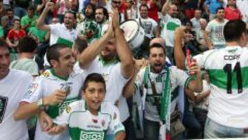 La afición se ha movilizado para acompañar a su equipo en el Bernabéu.