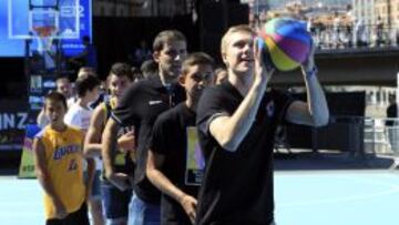 Tobias Borg, nuevo jugador del Bilbao Basket, lanza a canasta en la zona del arenal bilbaino acondicionada para la Copa del Mundo.
