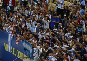 Los aficionados argentinos celebran la victoria de su selecci¨®n.