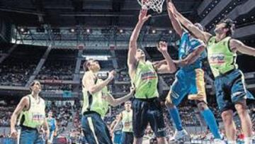 <b>ÉPICO. </b>McDonald encesta frente a una batería de rivales. Estudiantes remontó una desventaja de 15 puntos ante el Winterthur tras el descanso.