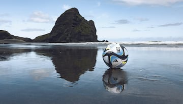 'OCEAUNZ' ha sido presentado como balón oficial de la Copa Mundial Femenina de la FIFA 2023. El noveno balón consecutivo creado por la marca deportiva para la Copa Mundial Femenina de la FIFA presenta la última tecnología vinculada para mejorar los datos y percepciones de los partidos.