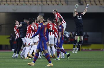 Los jugadores del Athletic celebran la Supercopa de España.