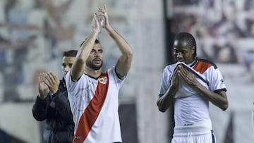 Amat aplaude a la grada, tras un partido en Vallecas.