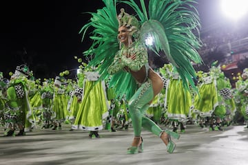 Estos días la ciudad brasileña se viste de gala para disfrutar del Carnaval 2023. Bailes, desfiles, samba... llenan de color la ciudad ciudad costera de Brasil, famosa por sus playas de Copacabana e Ipanema, la estatua del Cristo Redentor sobre el cerro del Corcovado y el morro Pan de Azúcar.