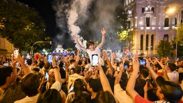 MADRID, 01/06/2024.- Aficionados del Real Madrid en la plaza de Cibeles celebran la Decimoquinta Copa de Europa tras imponerse 2-0 al Borussia Dortmund en la final de la Liga de Campeones disputada hoy sábado en el estadio de Wembley, en Londres. EFE/Fernando Villar