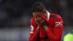 Manchester United's French defender Raphael Varane reacts as he leaves the pitch after picking up an injury during the English Premier League football match between Chelsea and Manchester United at Stamford Bridge in London on October 22, 2022. (Photo by ADRIAN DENNIS / AFP) / RESTRICTED TO EDITORIAL USE. No use with unauthorized audio, video, data, fixture lists, club/league logos or 'live' services. Online in-match use limited to 120 images. An additional 40 images may be used in extra time. No video emulation. Social media in-match use limited to 120 images. An additional 40 images may be used in extra time. No use in betting publications, games or single club/league/player publications. / 