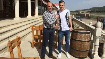 Toni Mart&iacute;nez, jugador del Real Valladolid, y Miguel Rivera, t&eacute;cnico del Valladolid B, en Bodegas Arzuaga.