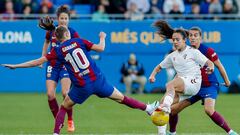 SANT JOAN DESPI (BARCELONA), 09/12/2023.- La delantera del Eibar Esperanza Pizarro con el balón ante las jugadoras del FC Barcelona, durante el partido de la jornada 11 de la Liga Femenina de fútbol jugado esta tarde en el Estadio Johan Cruyff. EFE/ Andreu Dalmau
