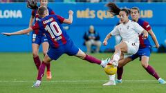 SANT JOAN DESPI (BARCELONA), 09/12/2023.- La delantera del Eibar Esperanza Pizarro con el balón ante las jugadoras del FC Barcelona, durante el partido de la jornada 11 de la Liga Femenina de fútbol jugado esta tarde en el Estadio Johan Cruyff. EFE/ Andreu Dalmau
