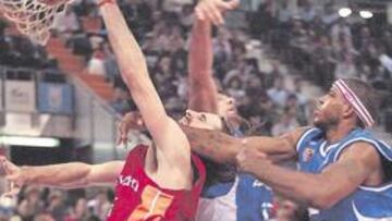 <b>EFICACIA. </b>Gabriel, del Akasvayu, lucha por conseguir una canasta mientras McDonald le hace falta.