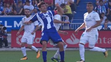 Codazo de Manu García a Lucas Vázquez.