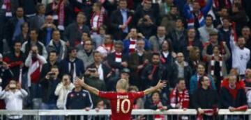 Semifinal ida. 3-0 Robben celebra el tercer gol con su afición.