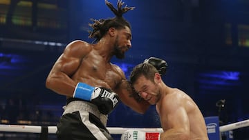 Demetrius Andrade golpea a Luke Keeler durante su combate en Miami.