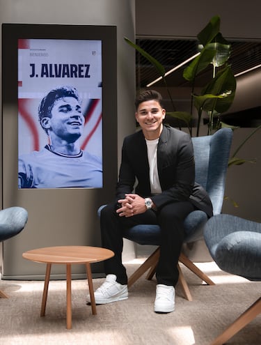 El fichaje estrella de este verano. Llega del Manchester City para ilusionar a toda una afición con un proyecto deportivo llamado a luchar por todos los títulos. Con la etiqueta de Campeón del Mundo, doble Campeón de América, una Champions, dos Premier League y un sinfín de títulos a sus 24 años. Sabe lo que es ganar. Y meter goles. 36 en dos temporadas con el City, concretamente. 