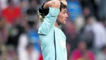 Casillas se lleva las manos a la cabeza viendo el juego del Barça