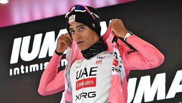 VIADANA (Italy), 22/05/2025.- Mexican rider Isaac Del Toro Romero of UAE Team Emirates Xrg retaining the overall leader's pink jersey poses on the podium after the 12th stage of the 108th Giro d'Italia 2025, a 172 km cycling race from Modena to Viadana, Italy, 22 May 2025. (Ciclismo, Italia) EFE/EPA/LUCA ZENNARO