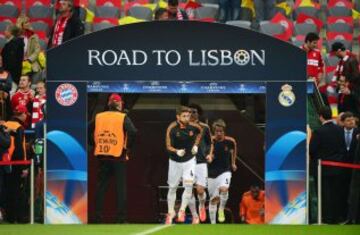 Sergio Ramos encabeza la salida al campo para el calentamiento. 