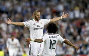 El delantero francés del Real Madrid Karim Benzemá (i) celebra su gol, quinto del equipo, con el brasileño Marcelo Vieira, durante el partido de la primera jornada de la fase de grupos de la Liga de Campeones que Real Madrid y FC Basilea disputan esta noche en el estadio Santiago Bernabéu, en Madrid