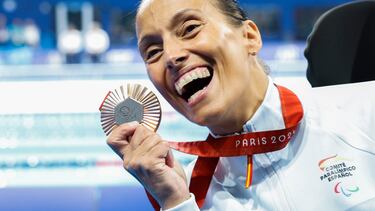 La nadadora Teresa Perales celebra su medalla de bronce en los 50 metros espalda S2 Femenino de los Juegos Paralímpicos París 2024