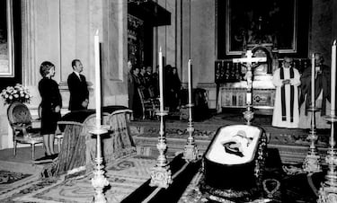 El 20 de noviembre de 1975, falleció el dictador Francisco Franco a causa de varias complicaciones graves como una hemorragia digestiva masiva que agravó el cuadro clínico, hasta que falleció por un paro cardíaco en el Hospital de La Paz de Madrid. Finalizaba la dictadura y comenzaba la Transición. 