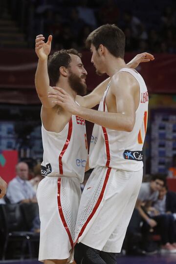 Los jugadores de la selecci車n espa?ola de baloncesto Sergio Rodr赤guez y Juancho Hernang車mez durante el partido ante Rusia, por el tercer y cuarto puesto del Eurobasket 2017.