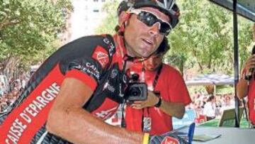 <b>SALIDA. </b>Alejandro Valverde, en el control de firmas de Xátiva.