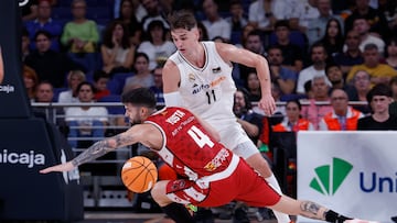 Santi Yusta, del Casademont Zaragoza, y Mario Hezonja, del Real Madrid, pugnan por un balón.