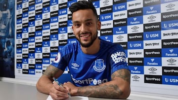 Theo Walcott: Everton complete signing of Arsenal forward