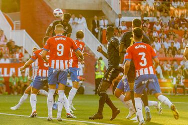 El delantero del Real Madrid, Tchouameni, anotó de cabeza tras un saque de esquina de Kroos. Se despistó Blind en la marca y el francés hizo el segundo poniéndola a un lado del portero del Girona, Gazzaniga, por alto.