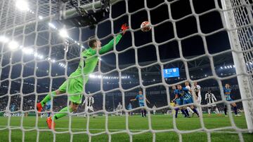 Oblak intenta detener el cabezazo de Cristiano en el Juventus-Atlético de Madrid