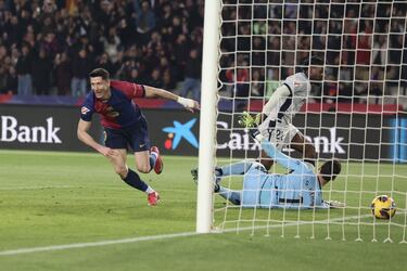 3-0. Robert Lewandowski celebra el tercer gol que marca en el minuto 76 de partido.