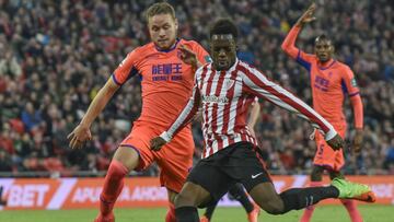 GRA391 BILBAO. 26/02/2017.- El delantero del Athletic Iñaki Williams (d) lanza ante el defensa islandés del Granada Sverrir Ingi Ingason durante el partido de la jornada 24ª de Liga en Primera División que se juega esta tarde en San Mamés, en Bilbao. EFE/MIGUEL TOÑA