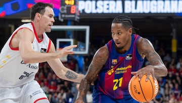 BARCELONA, 07/12/2025.-El jugador del FC Barcelona, Will Clyburn (d) y el jugador del MoraBanc Andorra, Kyle Kuric, durante el partido de la jornada 9 de la Liga Endesa, este domingo en Barcelona.- EFE/Marta Pérez