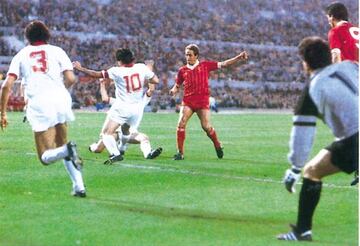 Phil Neal scores for Liverpool against Roma