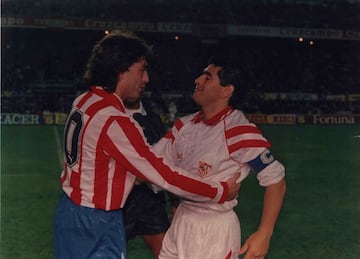 Paulo Futre saludando a Diego Armando Maradona cuando este se encontraba en las filas del Sevilla.