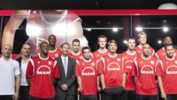 <b>FOTO DE GRUPO. </b>Técnicos, jugadores y directivos del Bayern de Múnich posan junto al presidente del club, Uli Hoennes, frente al espectacular autobús oficial del equipo.