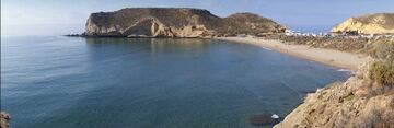 Playa semiurbana. Una de las playas emblemáticas, con buen acceso desde la carretera de Almería. Orientada a Levante con una inmejorable vista de la población y el promontorio del Castillo. Arena muy fina y abundante, entrada al mar suave y progresiva. Protegida del Sur y el Poniente. Forma parte del paraje denominado "Cuatro Calas" y está reconocida como "Paisaje Natural Protegido".