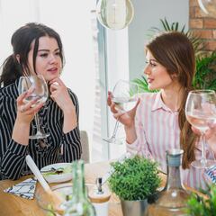 Si te tocas la cara cuando hablas, la psicología dice que tienes estos rasgos comunes