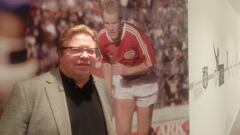 Greven, junto a una foto de Koeman en el Philips Stadion de Eindhoven.